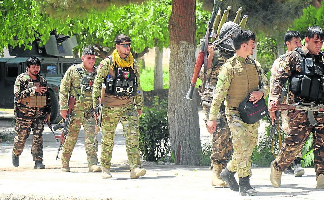 Fuerzas de seguridad afganas se preparan para combatir a los talibanes en la provincia de Kunduz. 