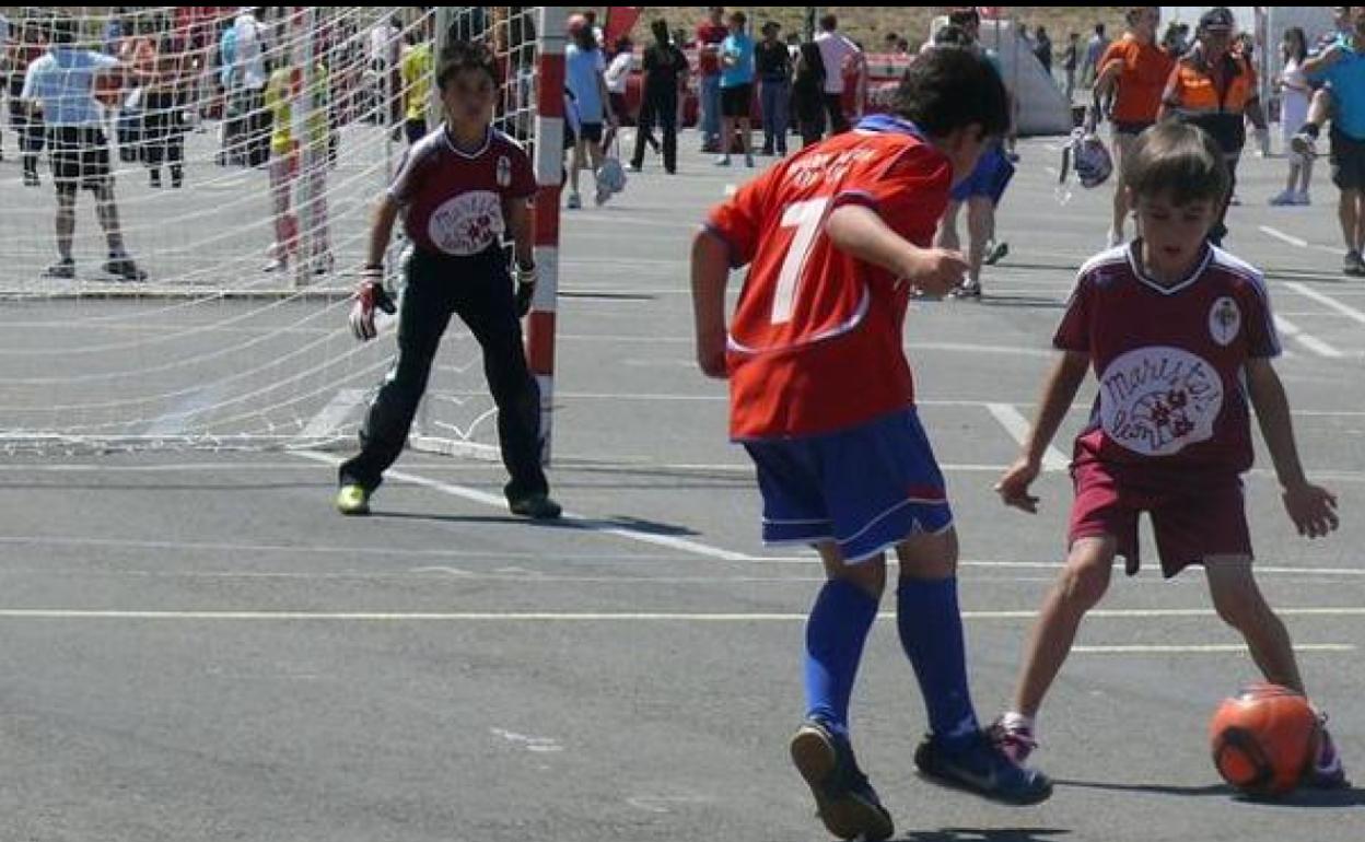 El fútbol es el deporte de preferencia entre la población infantil.