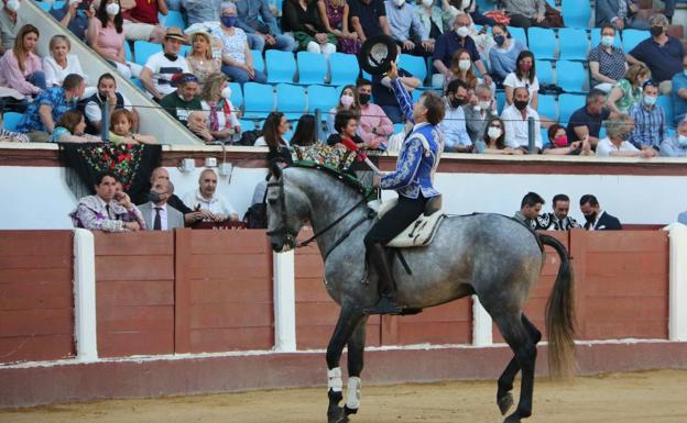 Pablo Hermoso de Mendoza saluda al público de León. 