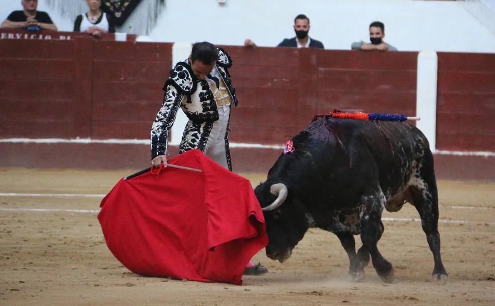 Enrique Ponce muestra su maestría con su primer toro de la tarde. 