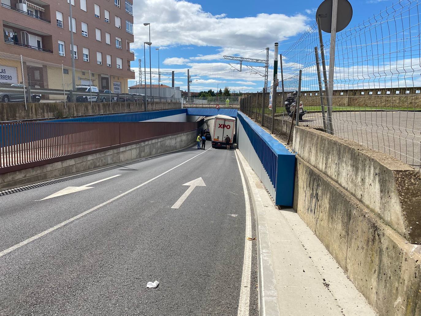 Fotos: Un camión queda atascado bajo las vías del tren