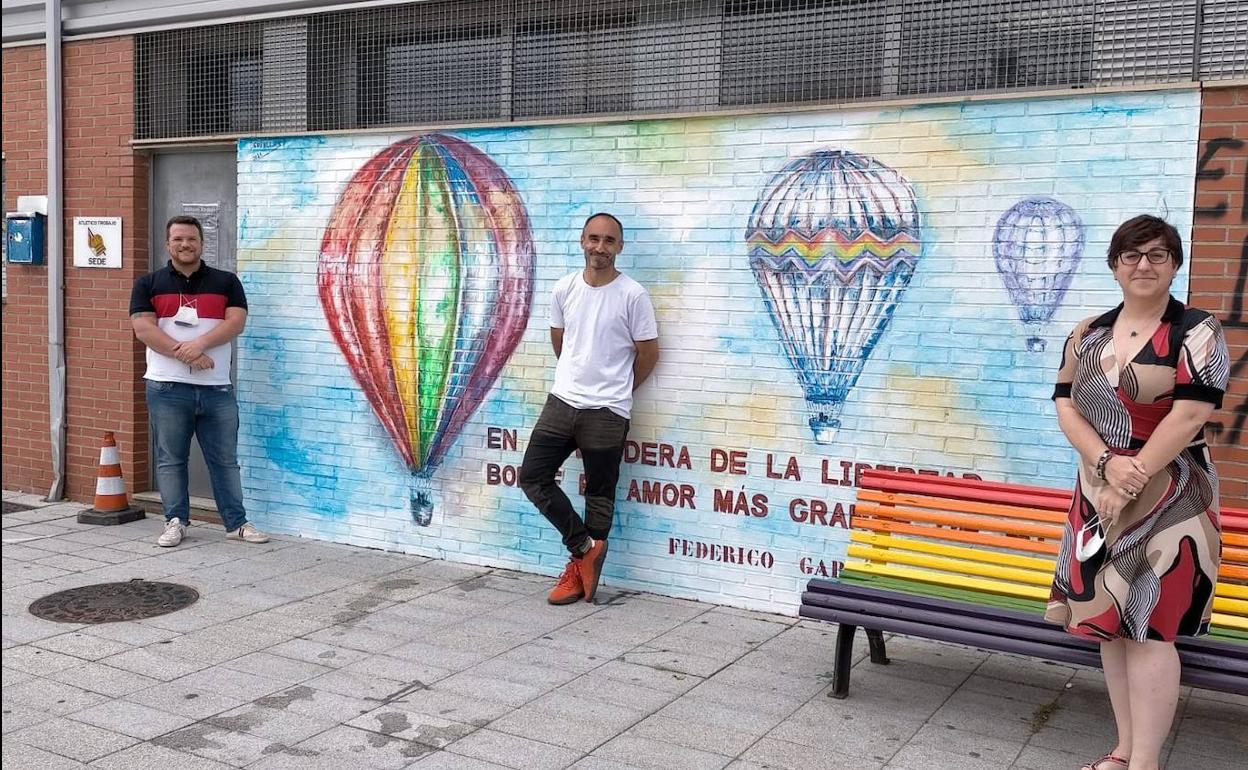 La alcaldesa junto al artista y el concejal, frente al mural.