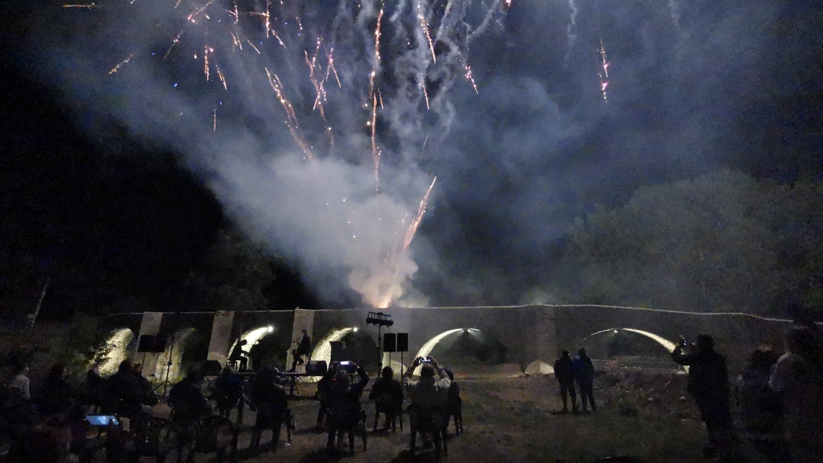 La inauguración de la iluminación de este enclave reunió a curiosos y vecinos que no quisieron perderse los fuegos artificiales, la música y la celebración