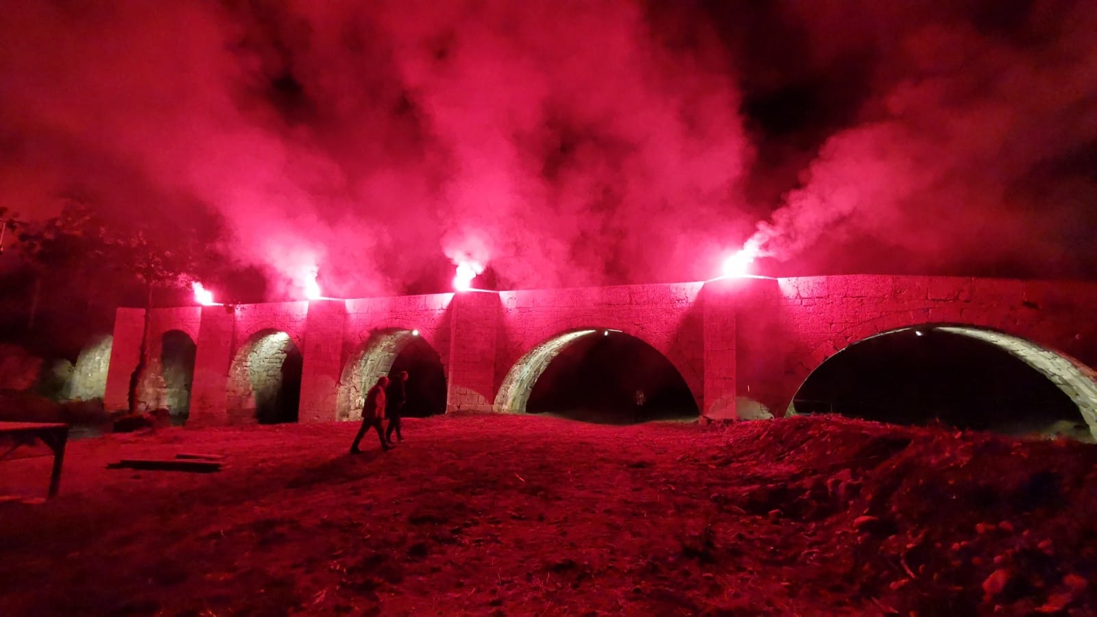 La inauguración de la iluminación de este enclave reunió a curiosos y vecinos que no quisieron perderse los fuegos artificiales, la música y la celebración