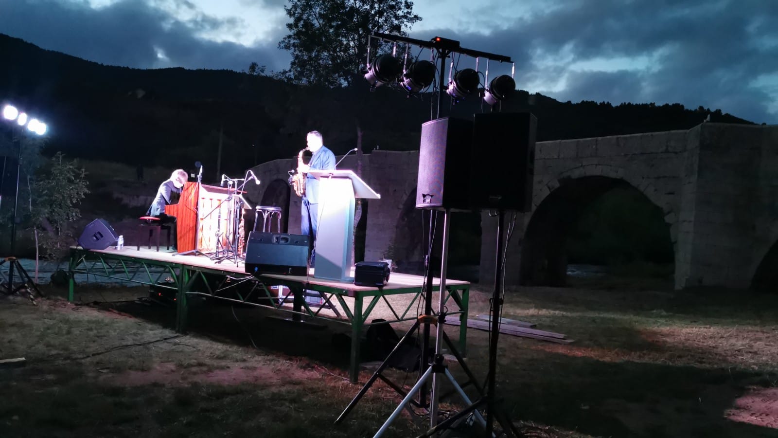 La inauguración de la iluminación de este enclave reunió a curiosos y vecinos que no quisieron perderse los fuegos artificiales, la música y la celebración