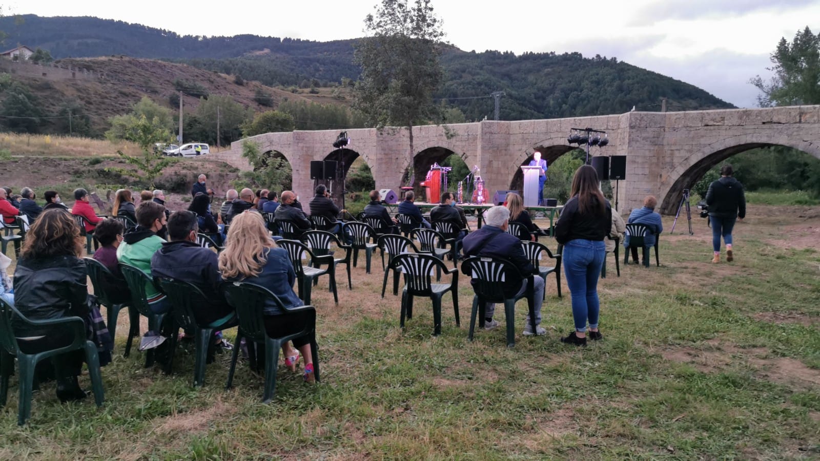 La inauguración de la iluminación de este enclave reunió a curiosos y vecinos que no quisieron perderse los fuegos artificiales, la música y la celebración