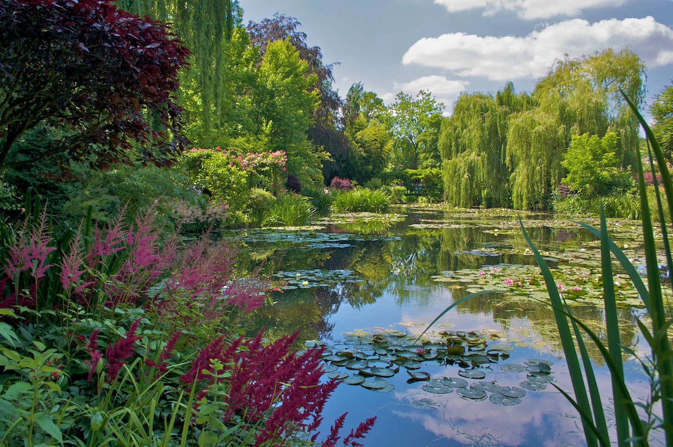 Jardín de la casa de Claude Monet, en Giverny, Francia.