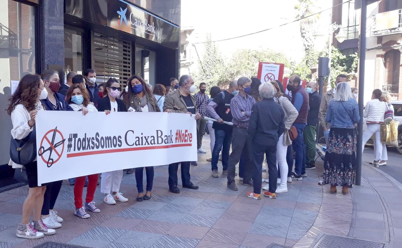 La plantilla de CaixaBank exige 'salidas voluntarias' en un conflicto que alcanza su fecha límite. 