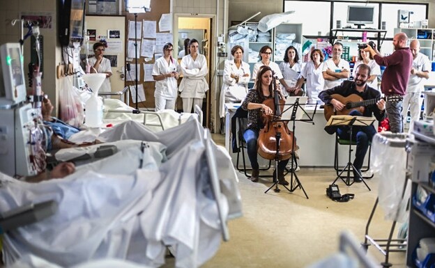 Los músicos amenizan una sesión de diálisis en un hospital.