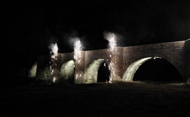 Galería. IMágenes de la inauguración de la nueva ilumincaión del 'puente viejo' de Boñar'. 