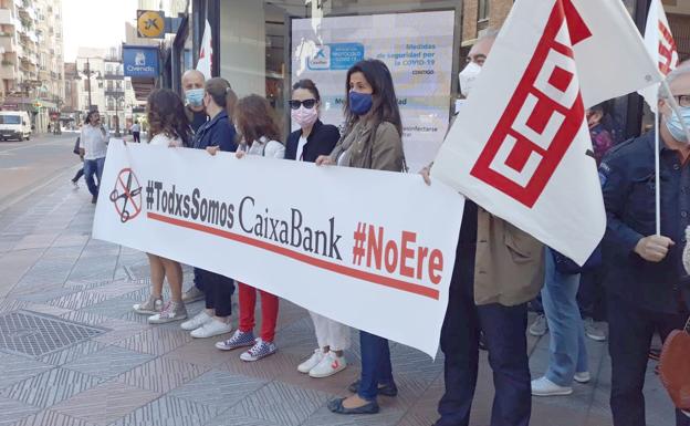 Trabajadores de Caixabank, este martes, durante su concentración en León. 