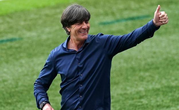 Joachim Löw saluda, sonriente, en su último partido al frente de la selección alemana. 