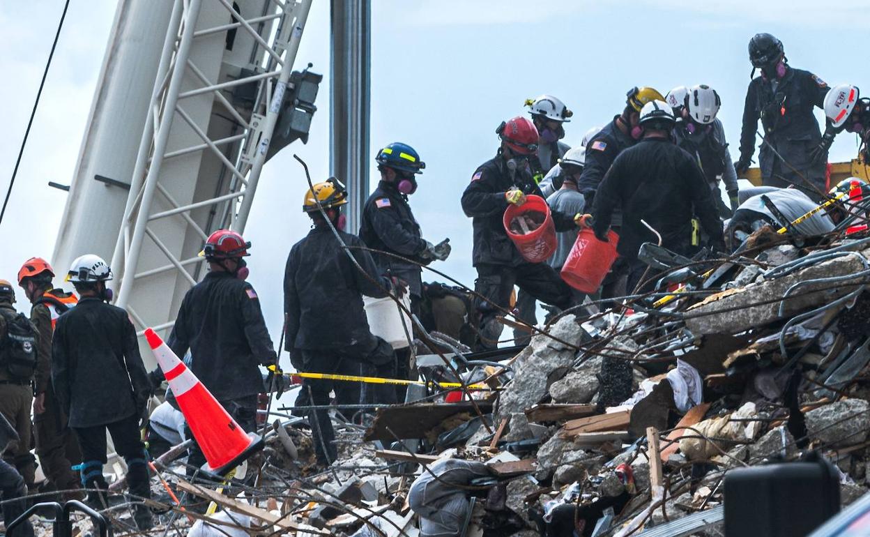 Búsqueda de supervivientes en el edifico derrumbado en Miami.