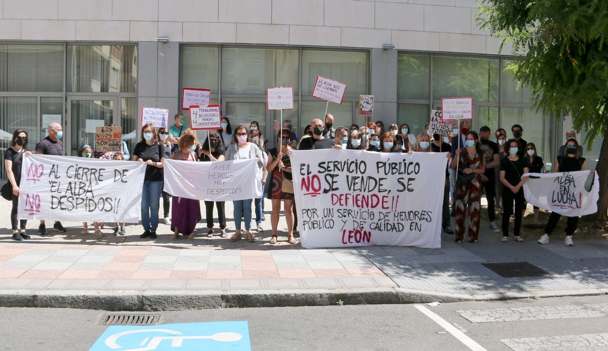 Empleados y familias usuarias del centro se han concentrado frente a la Gerencia de Servicios Sociales en el último día en el que esta instalación prestará dicho servicio