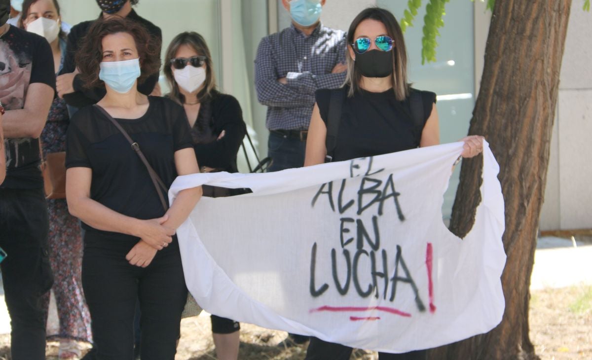 Empleados y familias usuarias del centro se han concentrado frente a la Gerencia de Servicios Sociales en el último día en el que esta instalación prestará dicho servicio