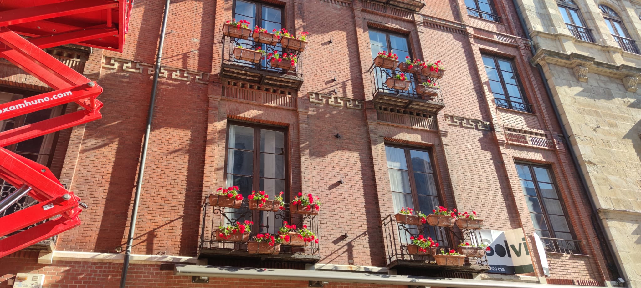 El Ayuntamiento de León acomete la renovación de las flores y maceteros que decoran los balcones de la emblemática vía | 1.400 jardineras de geráneos y ocho maceteros gigantes lucen los colores del verano en diferentes puntos de la ciudad