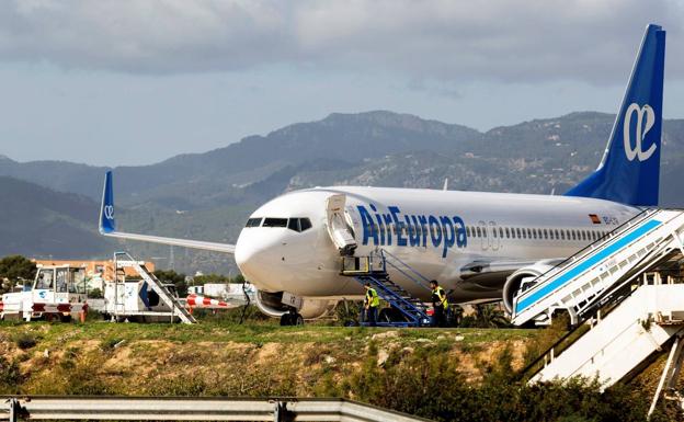 Avión de Air Europa estacionado en el aeropuerto de Palma. 