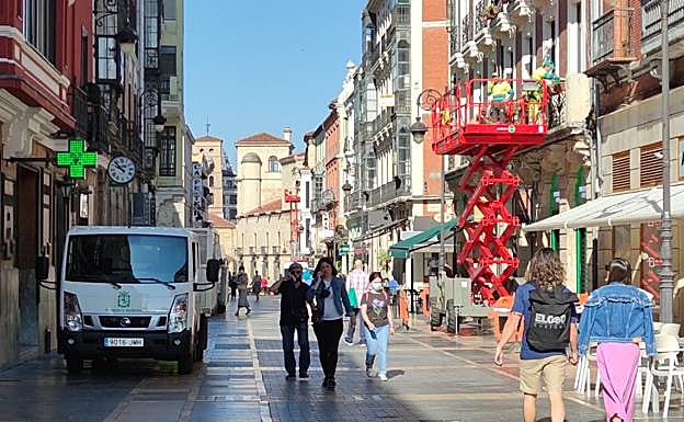 Galería. Los jardineros municipales colocan las flores en los balcones de la calle Ancha.
