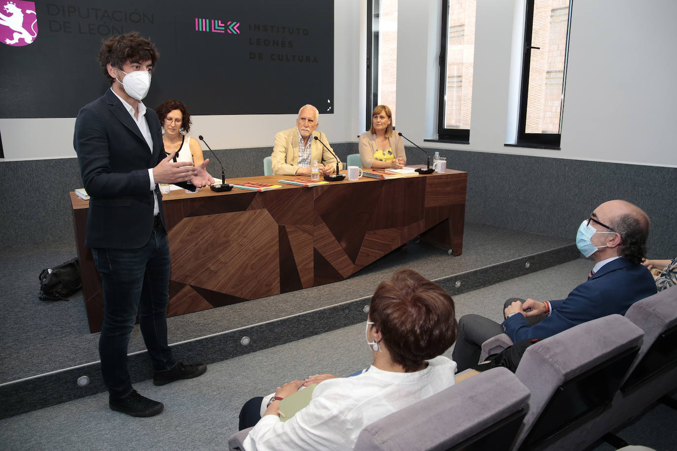 Luis Mateo Diez ha sido el principal protgonista de un coloquio para repasar los grandes autores de la literatura de Castilla y León.