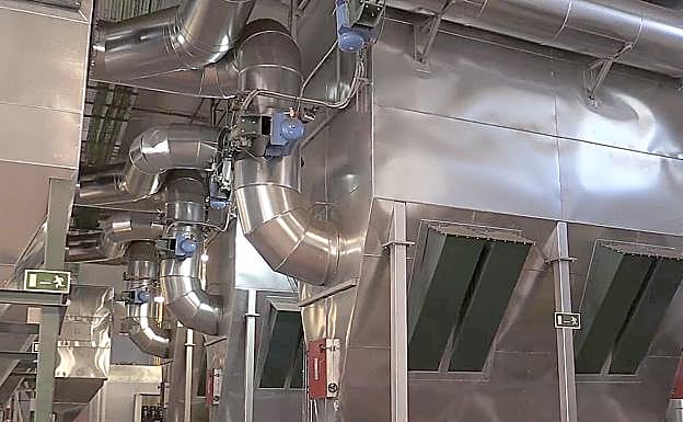 Imagen de una zona de calderas de una central de biomasa.