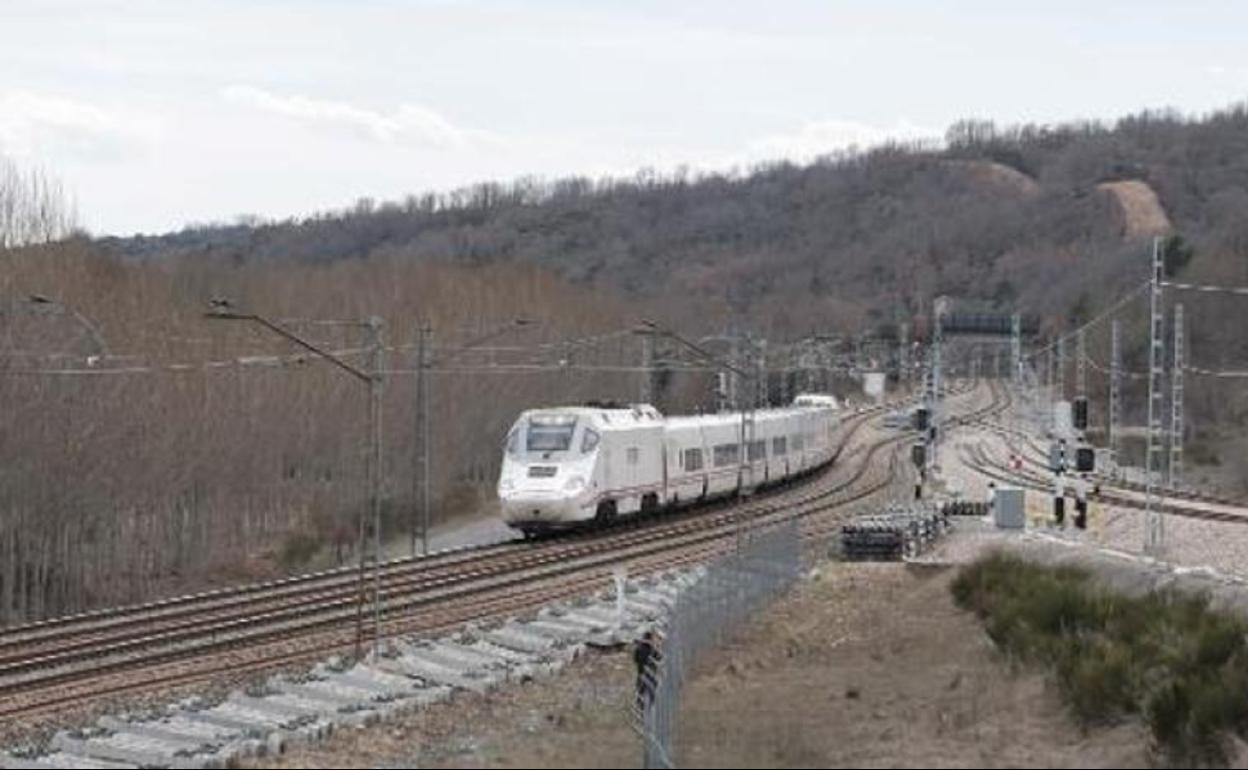 Un tren cirucla por la provincia de León.