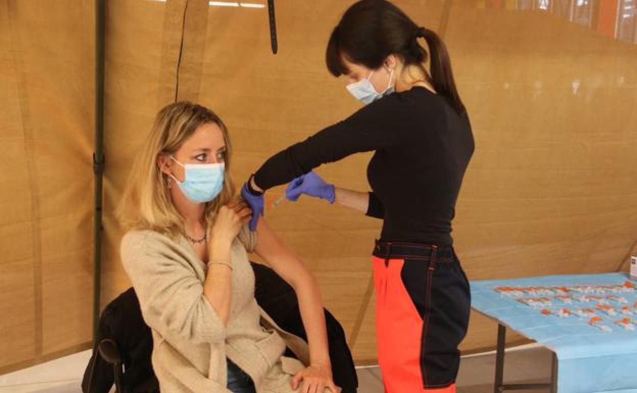 Una ciudadana es vacunada.