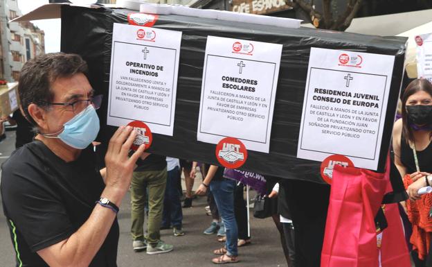 Galería. La organización sindical ha desfilado por las calles de León en una procesión a modo de funeral en el que claman contra los recortes en los servicios públicos.