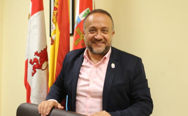 Gerardo Álvarez Courel, presidente del Consejo Comarcal del Bierzo, durante su entrevista con leonoticias.