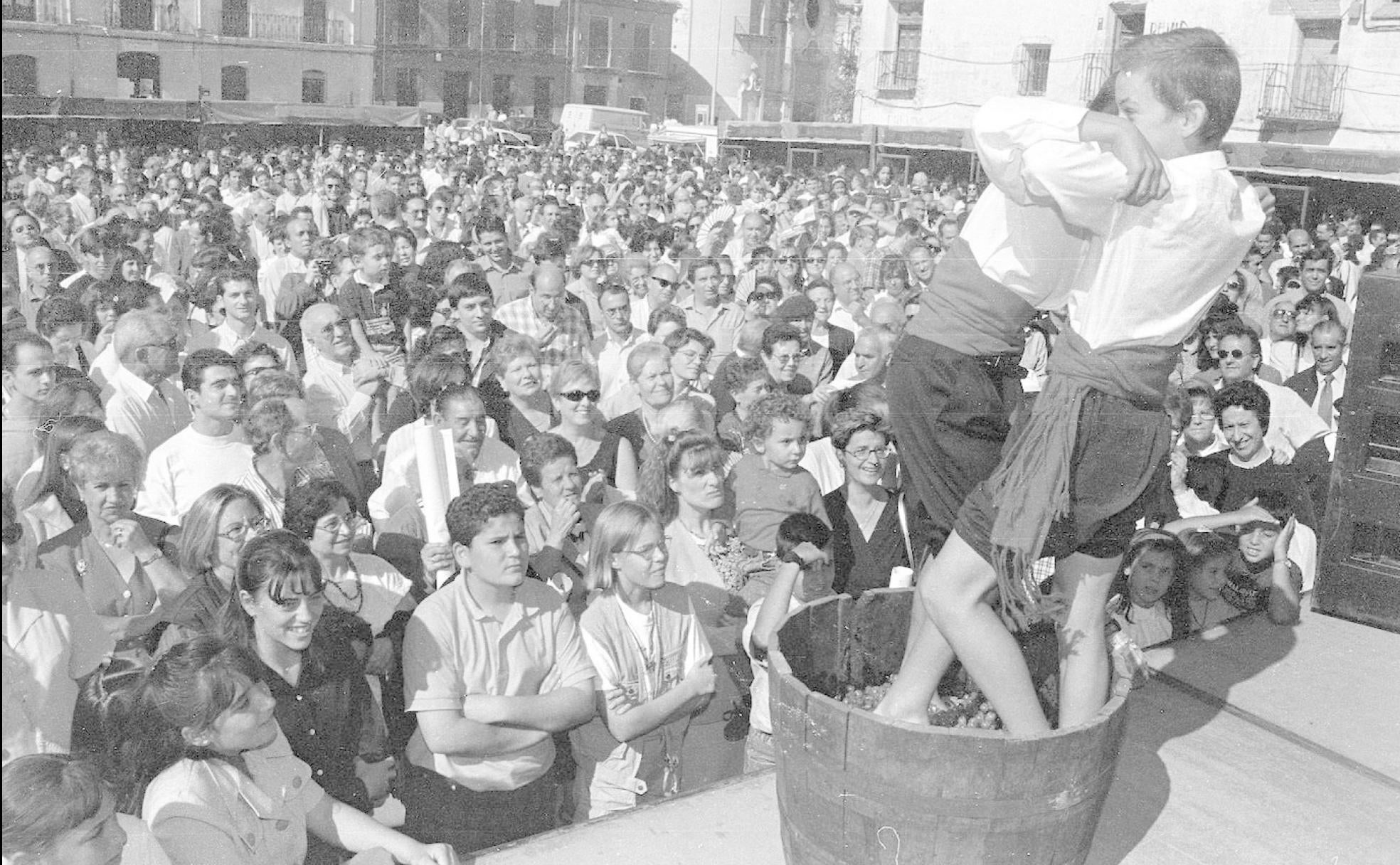 Dos niños pisan la uva en Rueda durante la Fiesta de la Vendimia de 1997.