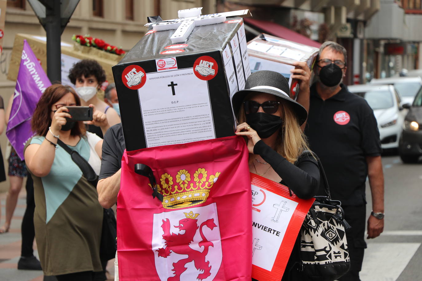 La organización sindical ha desfilado por las calles de León en una procesión a modo de funeral en el que claman contra los recortes en los servicios públicos.