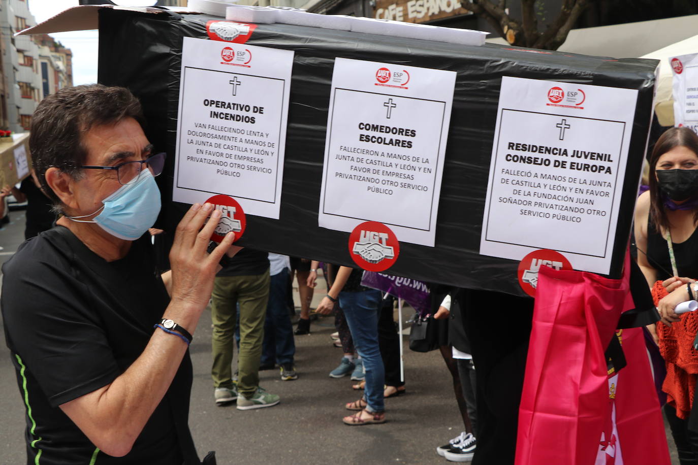 La organización sindical ha desfilado por las calles de León en una procesión a modo de funeral en el que claman contra los recortes en los servicios públicos.