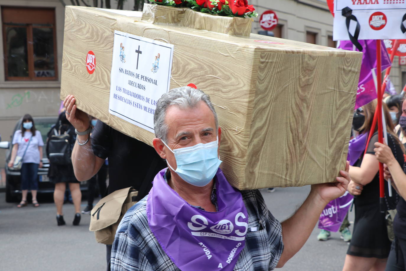 La organización sindical ha desfilado por las calles de León en una procesión a modo de funeral en el que claman contra los recortes en los servicios públicos.