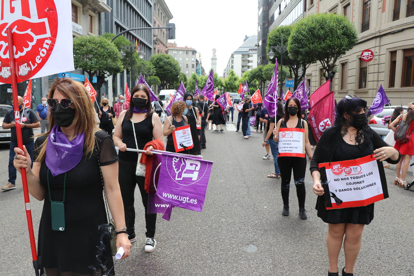 La organización sindical ha desfilado por las calles de León en una procesión a modo de funeral en el que claman contra los recortes en los servicios públicos.