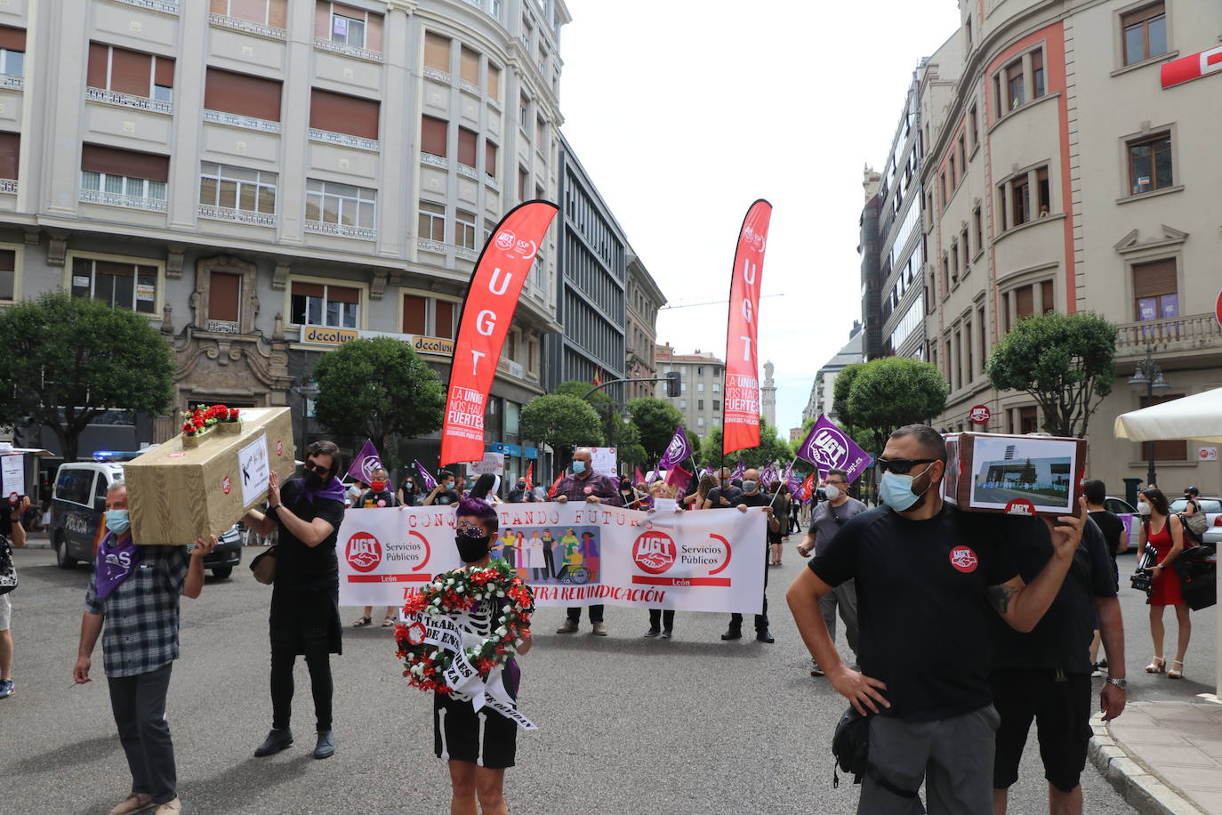 La organización sindical ha desfilado por las calles de León en una procesión a modo de funeral en el que claman contra los recortes en los servicios públicos.