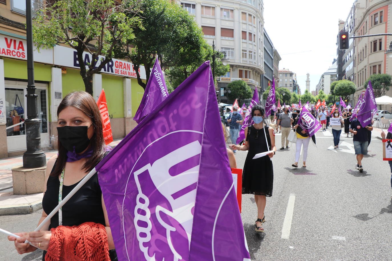 La organización sindical ha desfilado por las calles de León en una procesión a modo de funeral en el que claman contra los recortes en los servicios públicos.