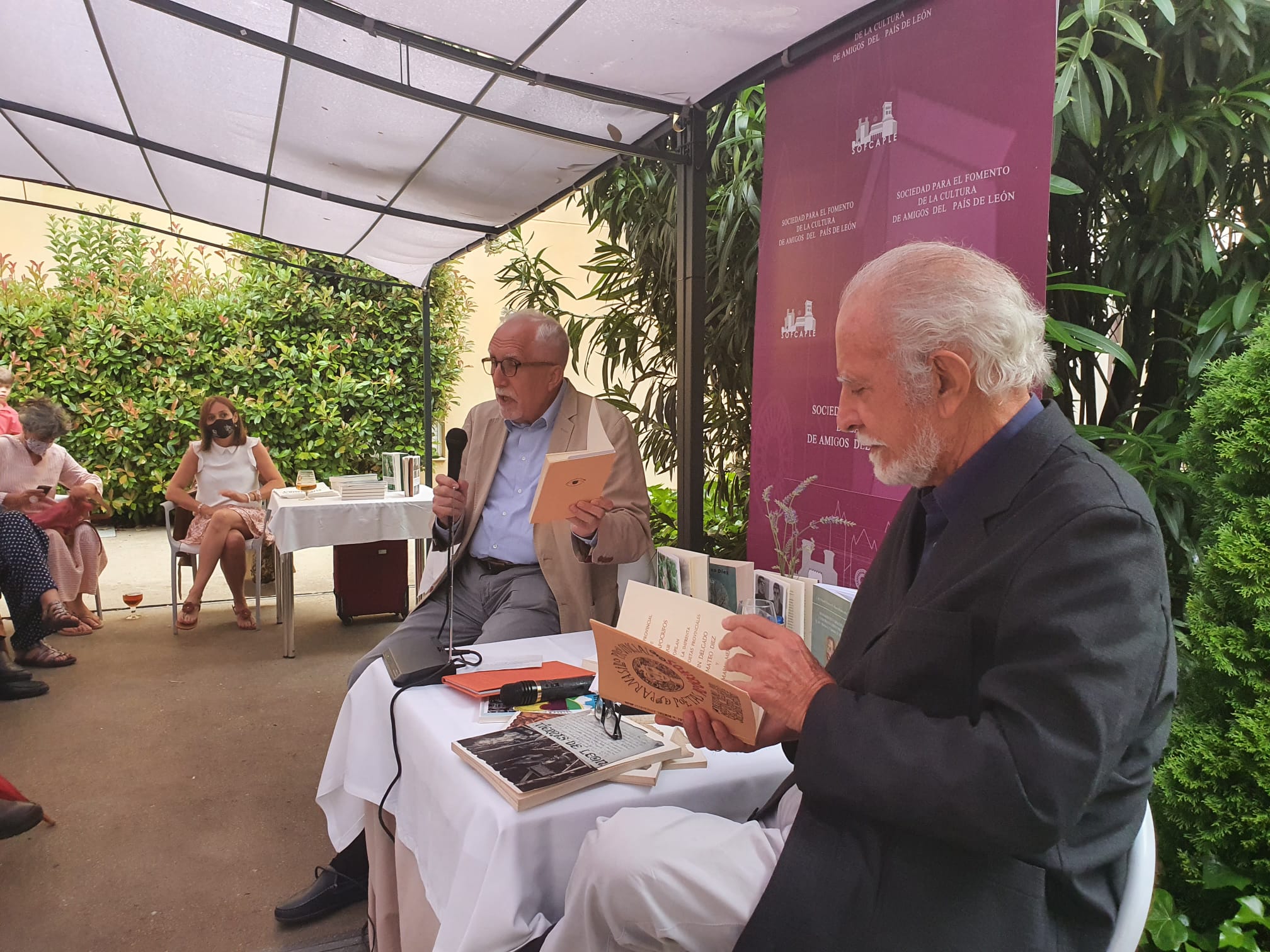 Los escritores Luis Mateo Díez y José María Merino