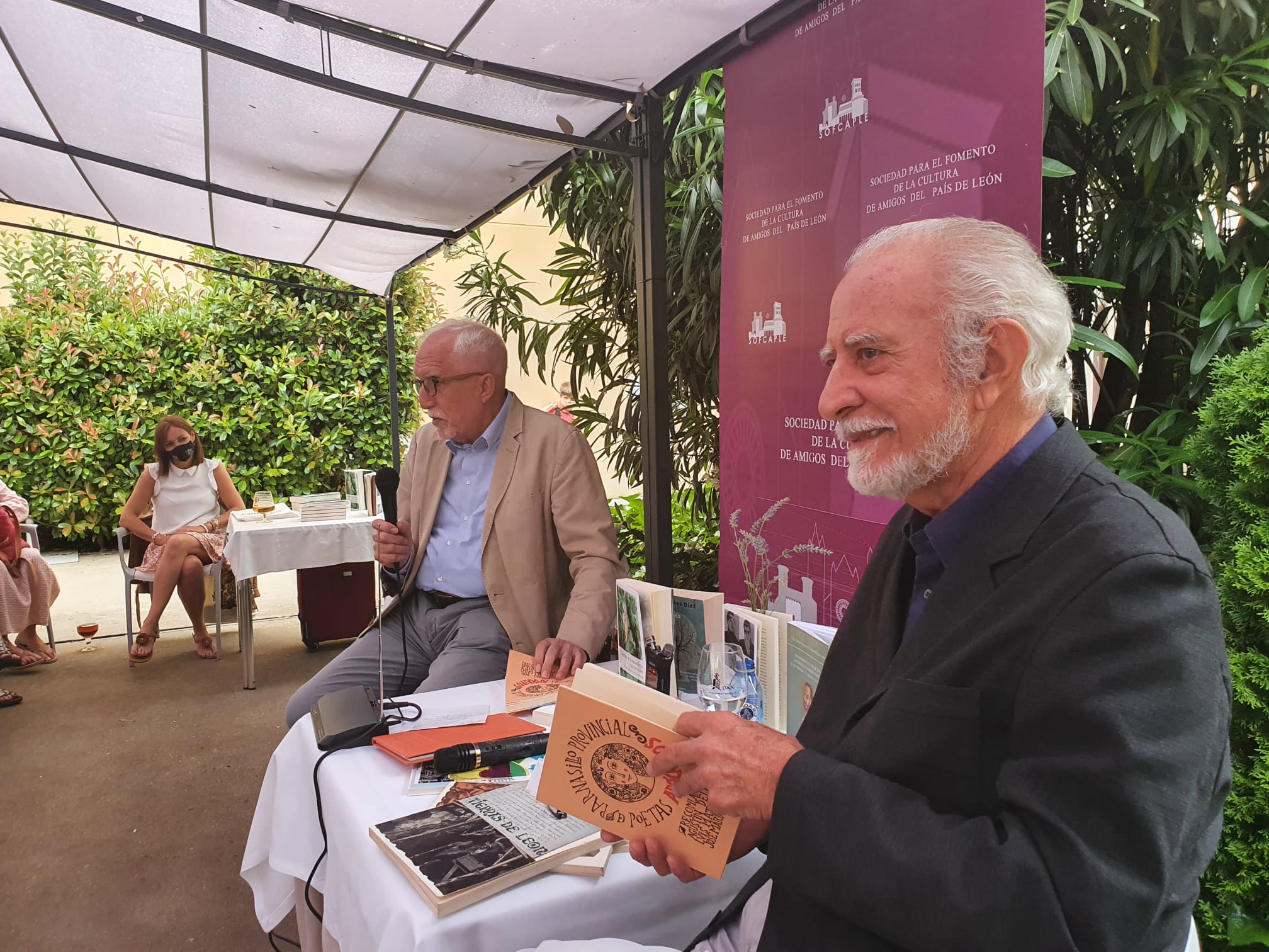 Los escritores Luis Mateo Díez y José María Merino