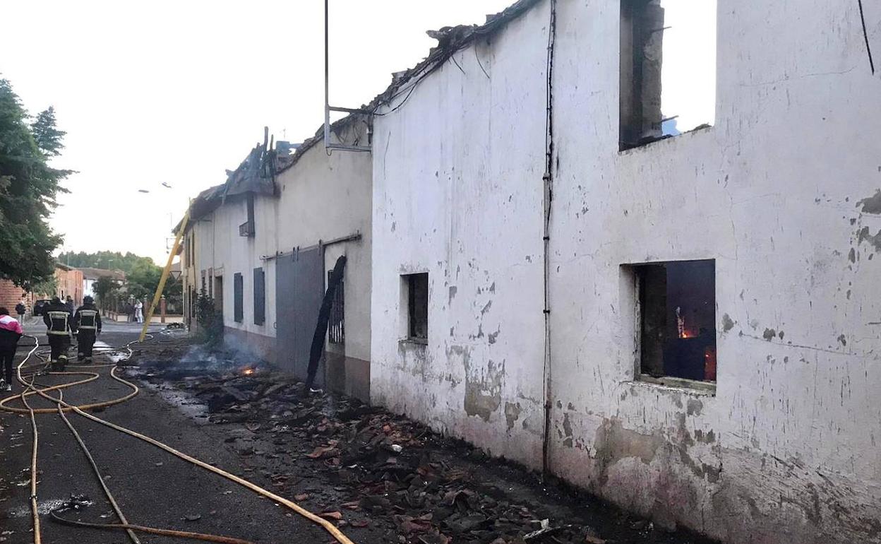 Imagen de las viviendas tras la actuación de los Bomberos. 