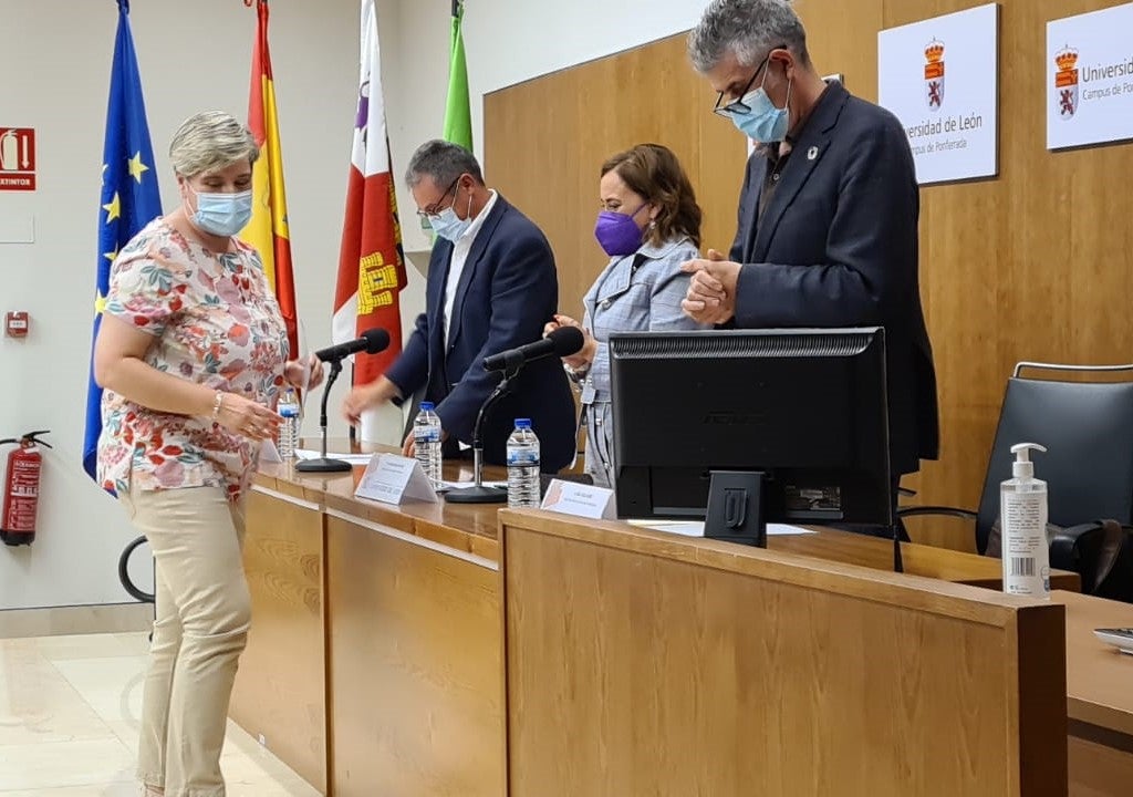 el viernes recibieron sus diplomas en el campus de Ponferrada los veintitrés alumnos que han completado con éxito los estudios.