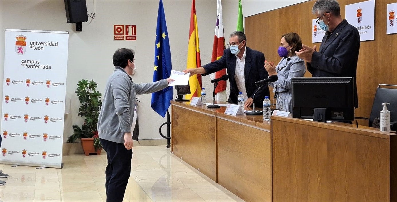 el viernes recibieron sus diplomas en el campus de Ponferrada los veintitrés alumnos que han completado con éxito los estudios.