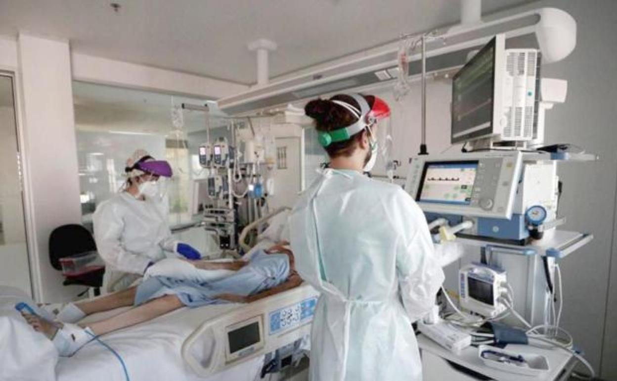 Imagen de una UCI con un paciente covid.