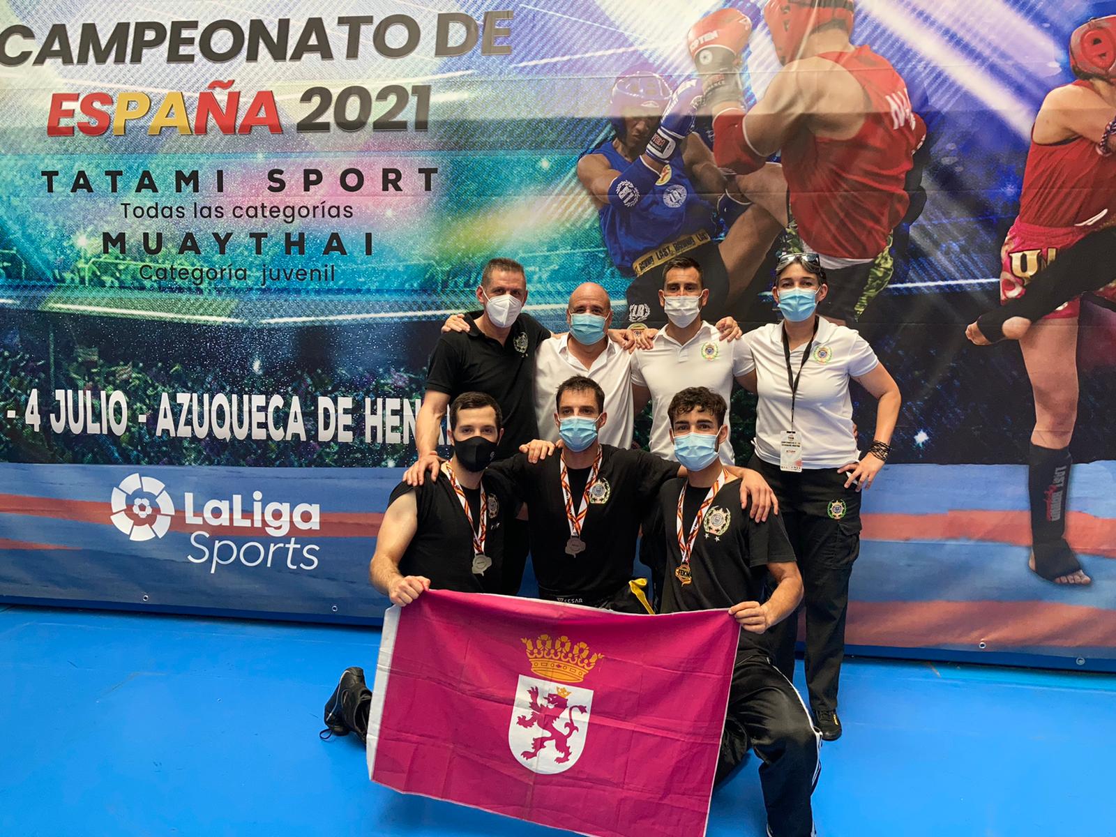 Reguera celebra su triunfo junto a sus compañeros y la bandera de León.