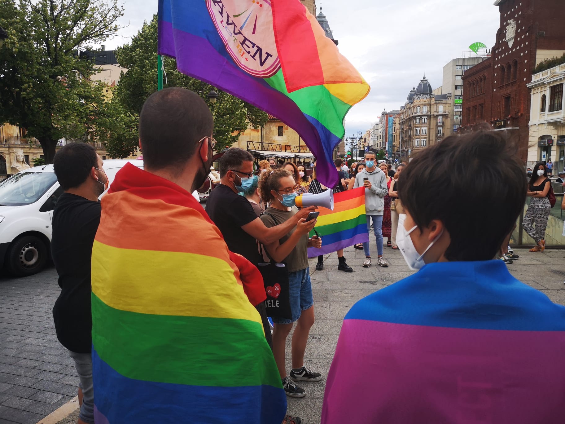 Una concentración en la plaza de Botines acoge el acto de repulsa al asesinato del joven coruñés.