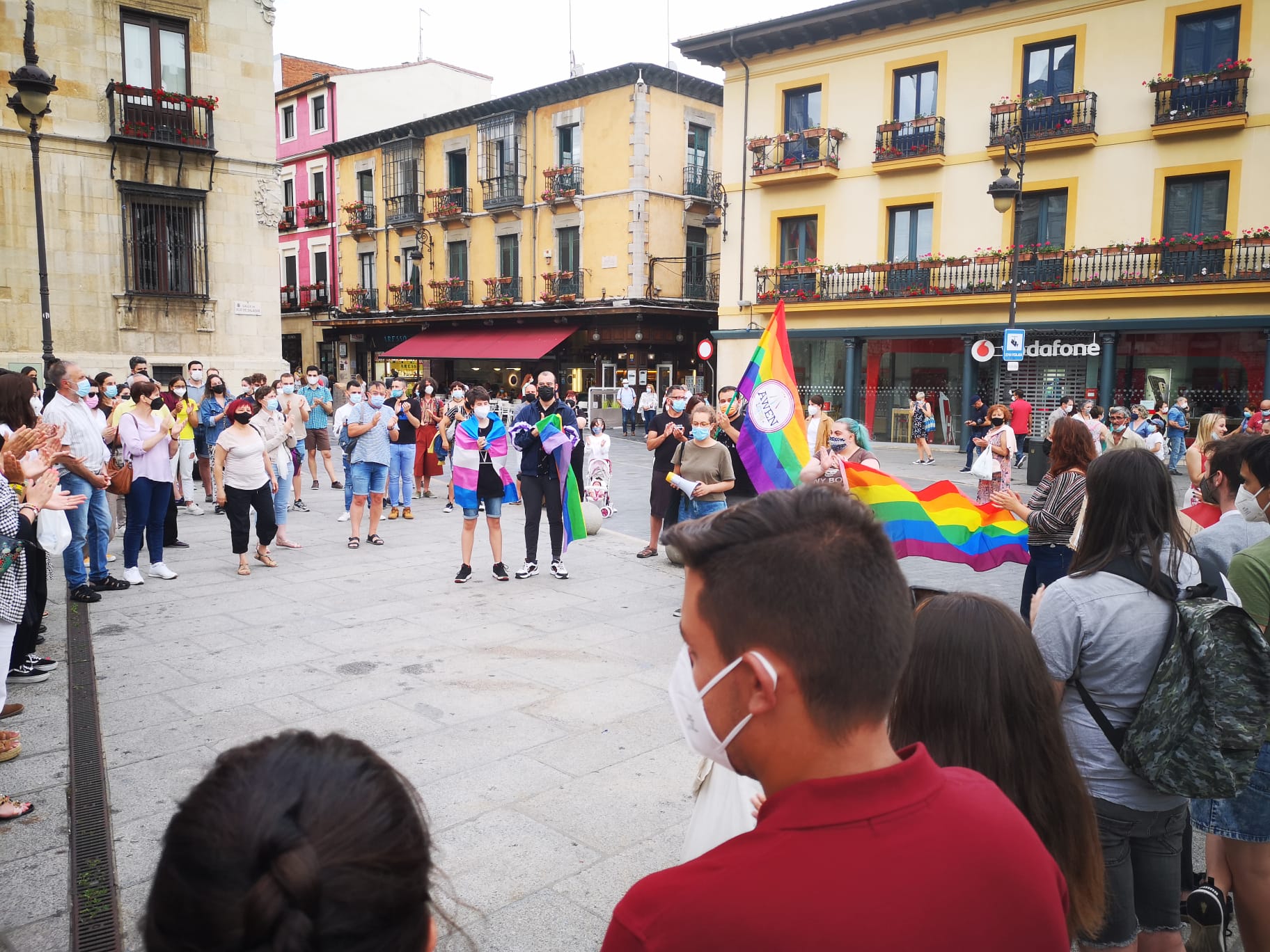 Una concentración en la plaza de Botines acoge el acto de repulsa al asesinato del joven coruñés.