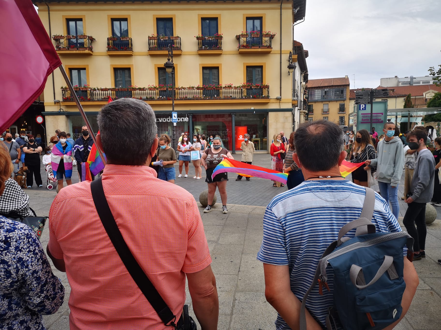 Una concentración en la plaza de Botines acoge el acto de repulsa al asesinato del joven coruñés.