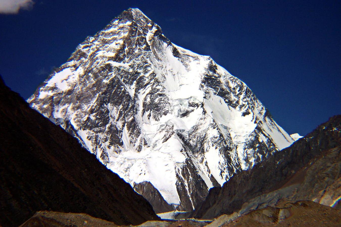 K2 (Pakistán): El K2, también conocida como la 'montaña salvaje' y la segunda montaña más alta del planeta Tierra con sus 8.611 metros de altura, está situada en la lista justo después del Everest (8.848,86 m). El K2 pertenece a la cordillera del Karakórum en el sistema de los Himalayas y este invierno fue noticia por convertirse en el último de los ochomiles en ser escalado en esa estación. Hasta el momento nadie había conseguido ascender en invierno hasta su cumbre debido a la gran dificultad que supone ascenderla y sobre todo a la peligrosidad de descender de ella, razones por lo que en los últimos años se ha cobrado numerosas vidas.