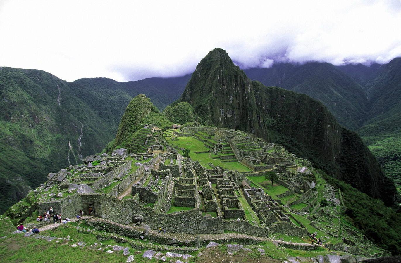 Machu Picchu (Perú): Esta mítica ciudad inca, ubicada en el corazón de los Andes peruanos, es otro de esos lugares mágicos en plena naturaleza que sin duda hay que ver al menos una vez en la vida, sobre todo por las espectaculares vistas que te esperan a tu llegada y por la historia y misterios que rodean a esta ciudad inca. Un paisaje de nubes y exuberantes cimas en el que la antigua arquitectura inca y el verde nuclear contrastan a la perfección. Un lugar mágico a 2.430 metros de altura, al que sin duda hay que subir al menos una vez en la vida y que forma parte de la lista de las siete maravillas del mundo.