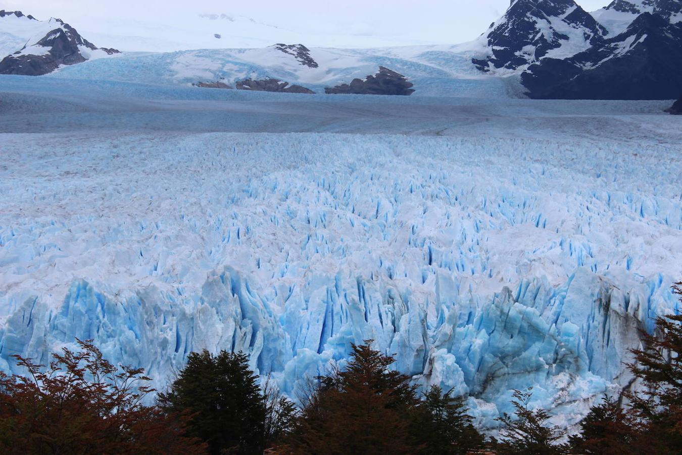 Glaciar Perito Moreno (Argentina): El glaciar Perito Moreno está considerada la octava maravilla del mundo y no es para menos porque esta gran masa de hielo es un auténtico espectáculo para todo aquel que se acerque a admirarlo. Se trata de uno de los muchos glaciares que forman parte del Parque Nacional Los Glaciares y está ubicado en la provincia de Santa Cruz, al sudoeste de la Argentina y en la región de Patagonia. Comprende una superficie de 6.000 km2.