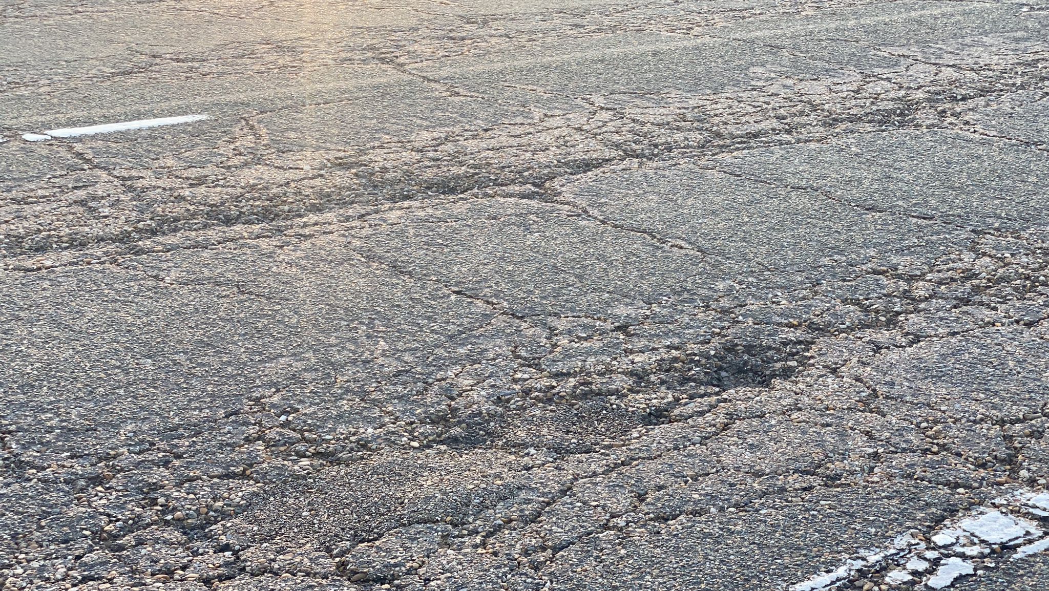 La carretera nacional vive abandonada por la administración y el paso del tiempo.