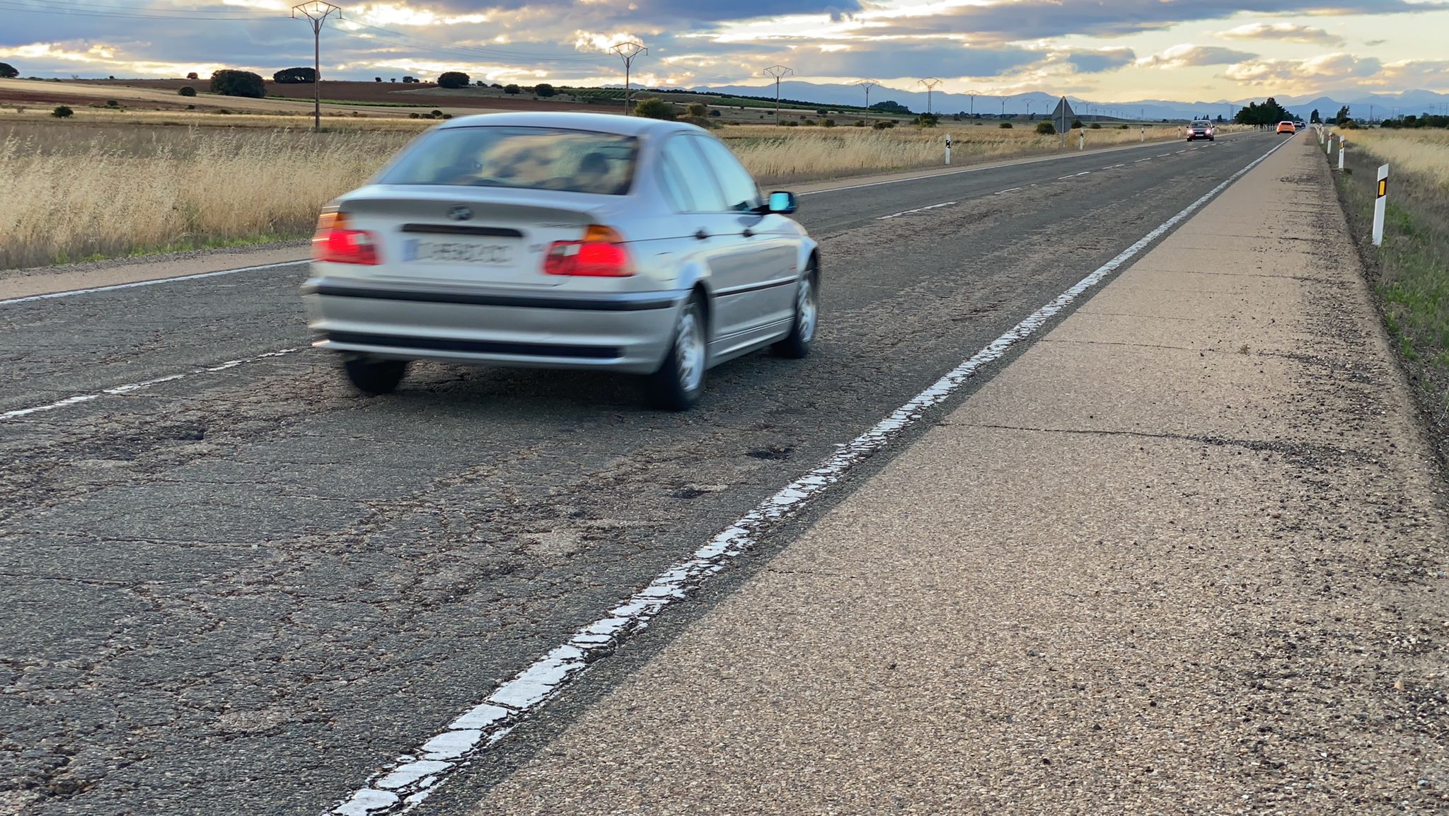 La carretera nacional vive abandonada por la administración y el paso del tiempo.